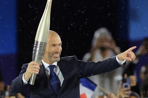 Paris – Olimpiade Paris 2024 resmi dibuka pada Sabtu (27/7/2024) dini hari WIB. Legenda sepak bola Prancis, Zinedine Zidane, turut membawa obor